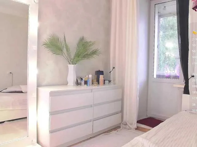 MiraKova – webcam model profile photo Image 7