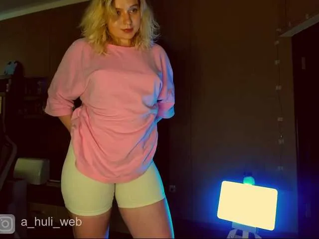 grouptr – webcam model profile photo Image 10
