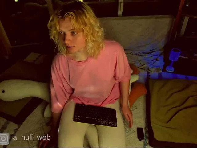grouptr – webcam model profile photo Image 3