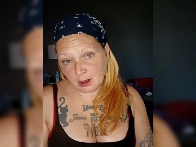 MiraKova – webcam model profile photo Image 2