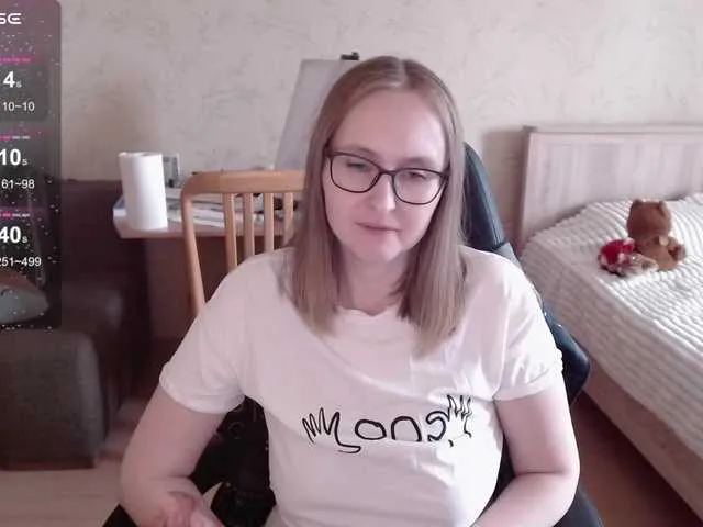 MiraKova – webcam model profile photo Image 2