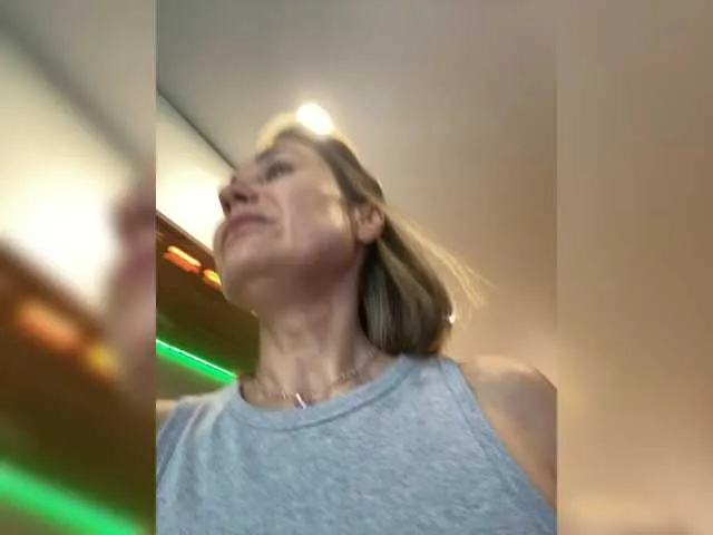 WhiteKelly – webcam model profile photo Image 7