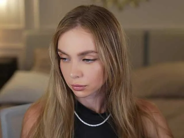 MiraKova – webcam model profile photo Image 4