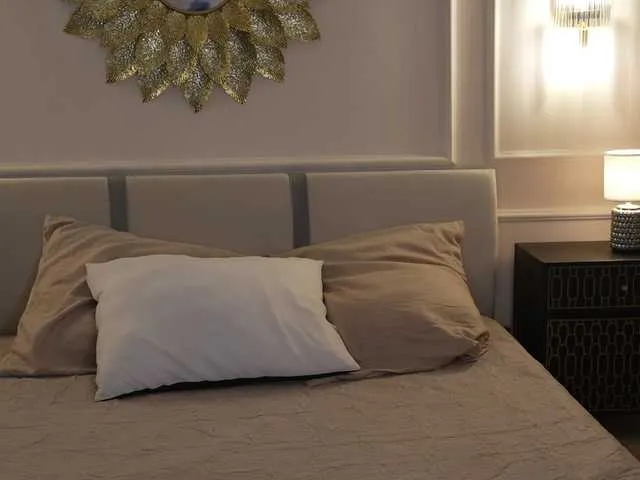 MiraKova – webcam model profile photo Image 7