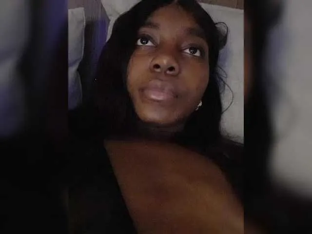 Sandra – webcam model profile photo Image 2