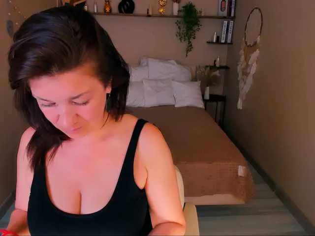 MiraKova – webcam model profile photo Image 4