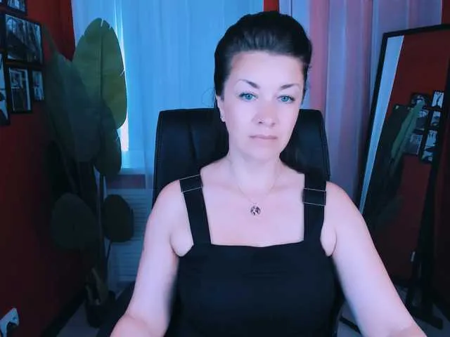 MiraKova – webcam model profile photo Image 6