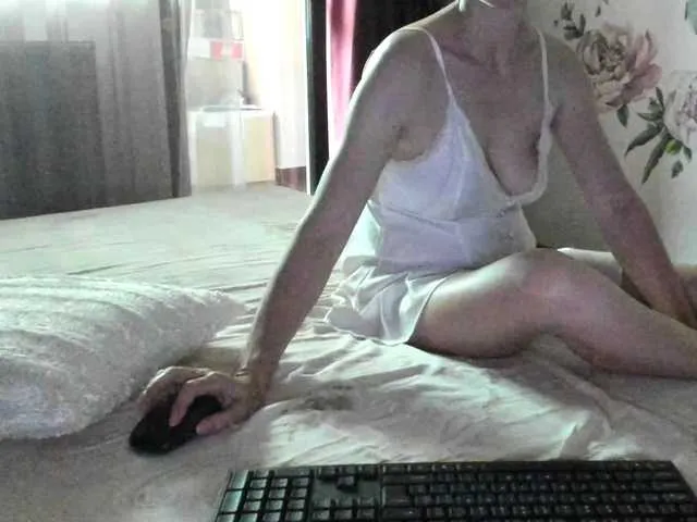 MiraKova – webcam model profile photo Image 6