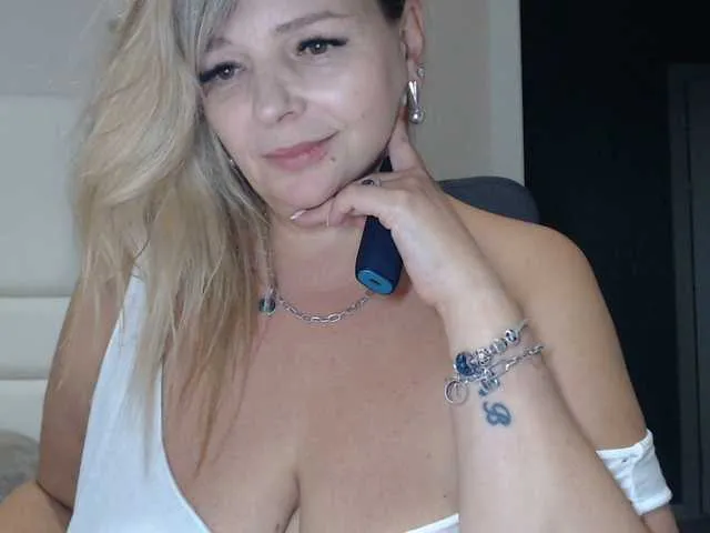 CurvyJules69 – webcam model profile photo Image 3