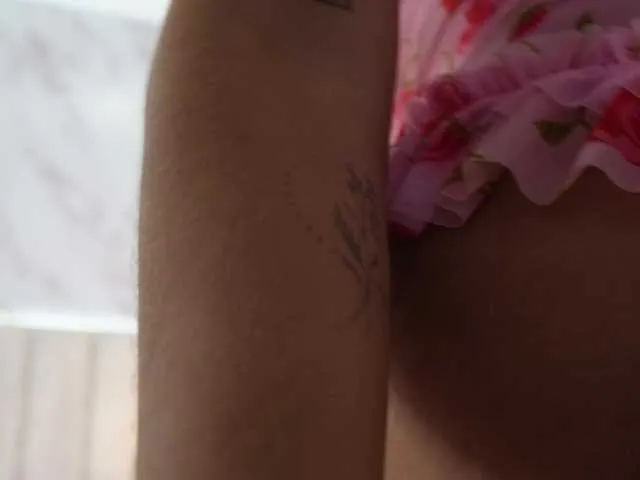 MiraKova – webcam model profile photo Image 17