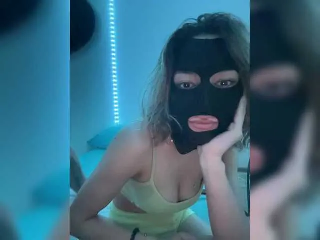 EmiBrow – webcam model profile photo Image 4