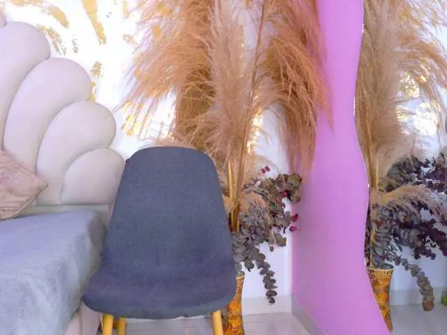 MiraKova – webcam model profile photo Image 17