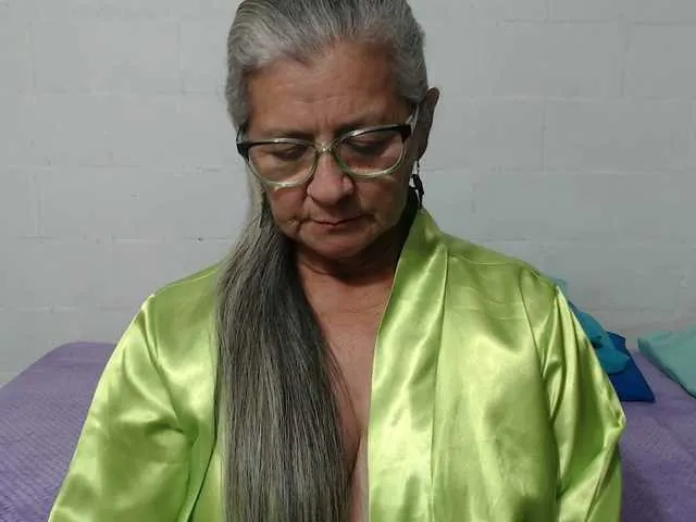 YasmienAtos – webcam model profile photo Image 14