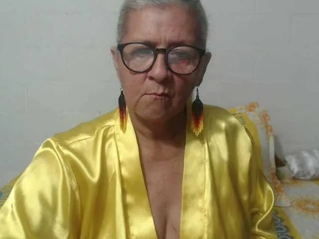 YasmienAtos – webcam model profile photo Image 5