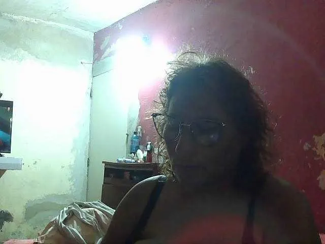 MiraKova – webcam model profile photo Image 2