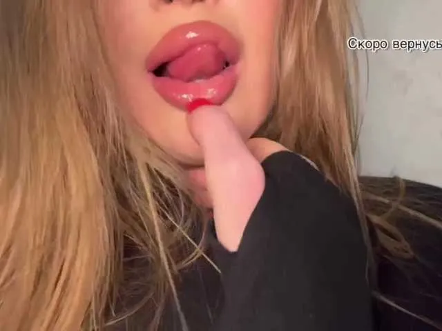 RoxyBuch – webcam model profile photo Image 18