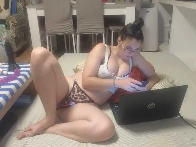 AngelaDevlin – webcam model profile photo Image 5
