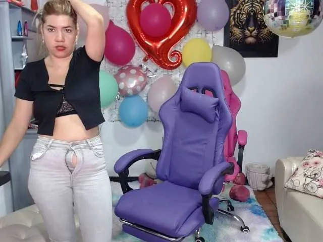 RoxyBuch – webcam model profile photo Image 8
