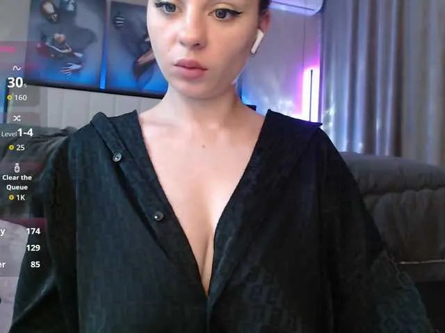 MartinaLeen – webcam model profile photo Image 12