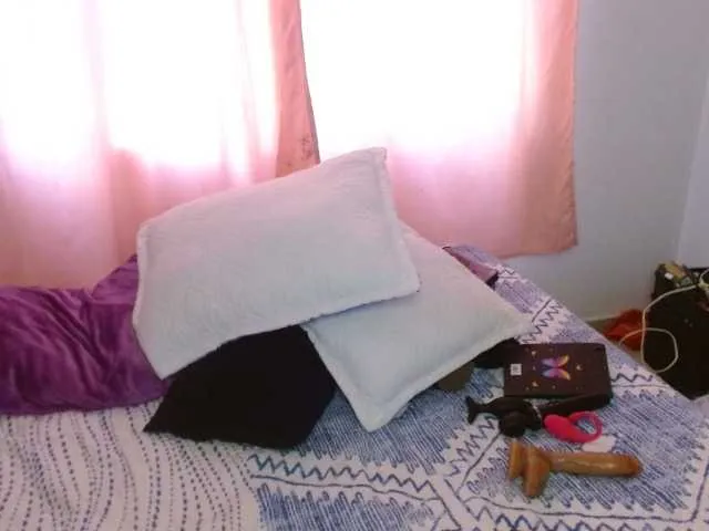 MiraKova – webcam model profile photo Image 7