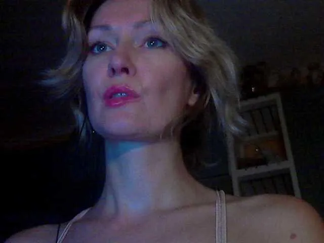 KiraManila – webcam model profile photo Image 18