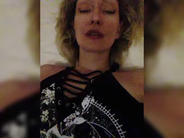 KiraManila – webcam model profile photo Image 8