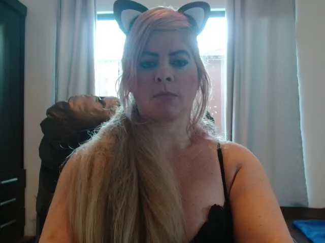 MiraKova – webcam model profile photo Image 5