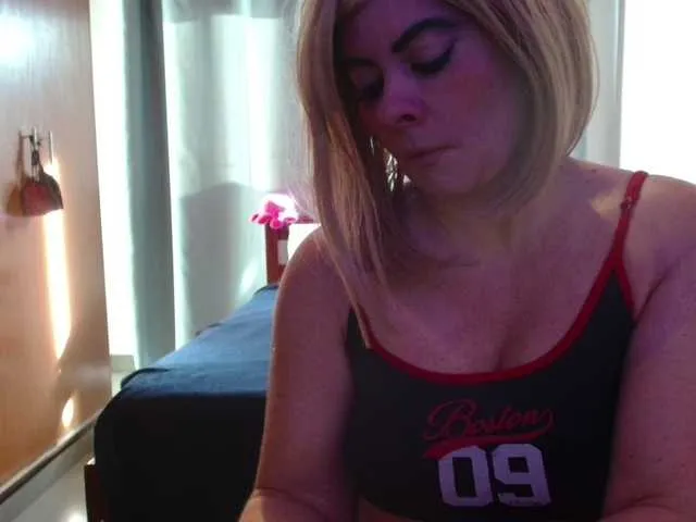 MiraKova – webcam model profile photo Image 7