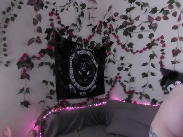 MiraKova – webcam model profile photo Image 11