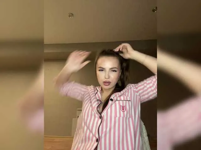 Kenzie – webcam model profile photo Image 2