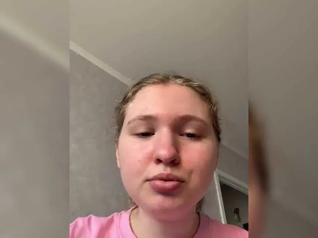 kisssssesmee – webcam model profile photo