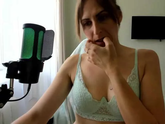 foxy_vivi – webcam model profile photo Image 3