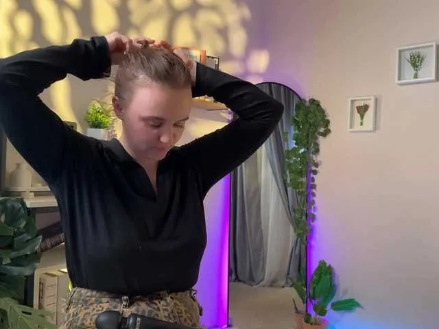 MiraKova – webcam model profile photo Image 10