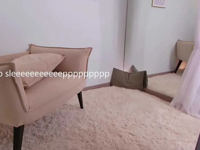 MiraKova – webcam model profile photo Image 2