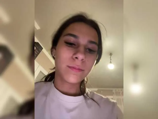 MiraKova – webcam model profile photo Image 5