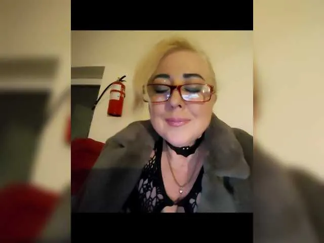 MiraKova – webcam model profile photo Image 3