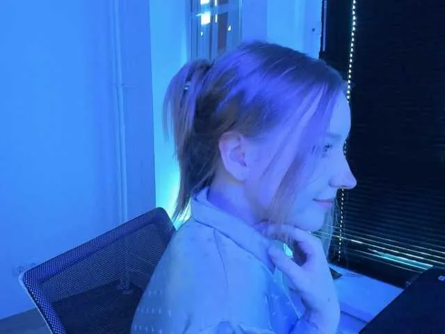 CarolineCouls – webcam model profile photo Image 16