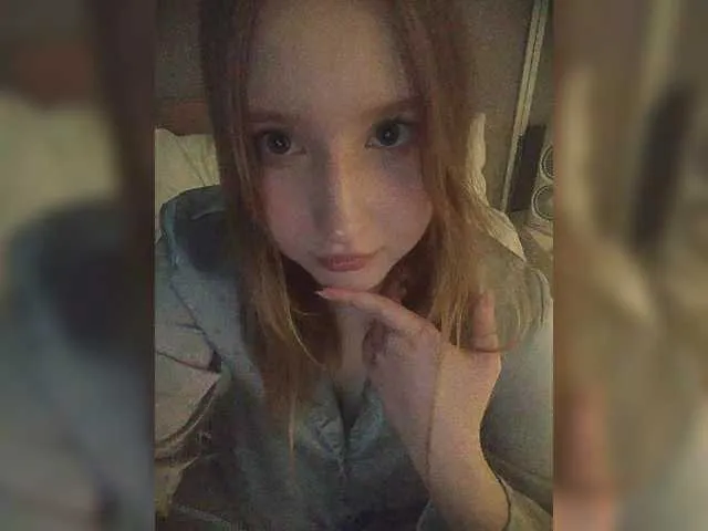 CarolineCouls – webcam model profile photo Image 9
