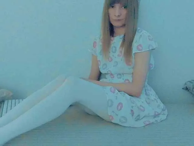 MiraKova – webcam model profile photo Image 3