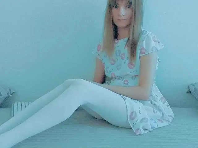 MiraKova – webcam model profile photo Image 4