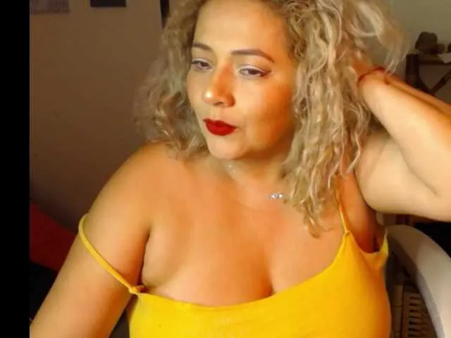 MiraKova – webcam model profile photo Image 6