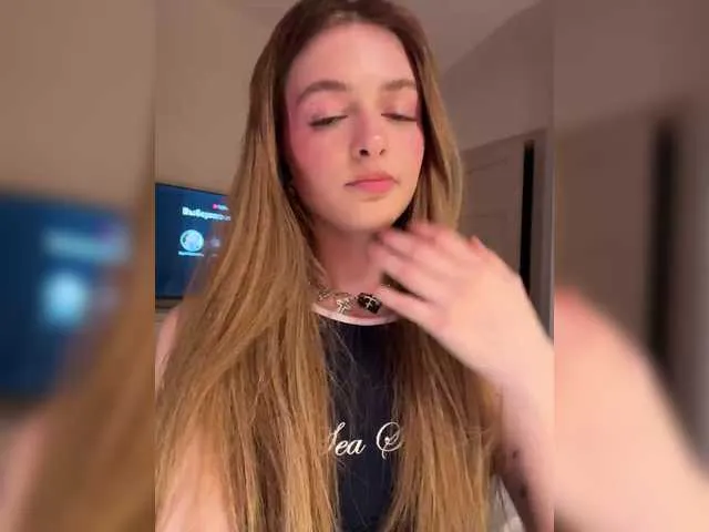 AdeleWood – webcam model profile photo Image 4