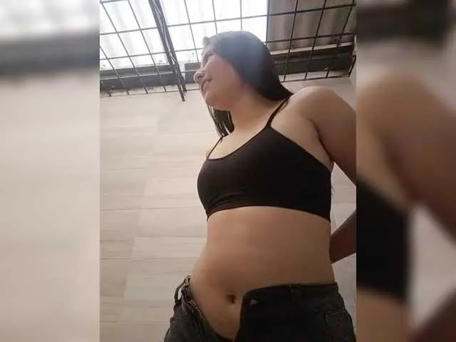 LT-333 – webcam model profile photo Image 9