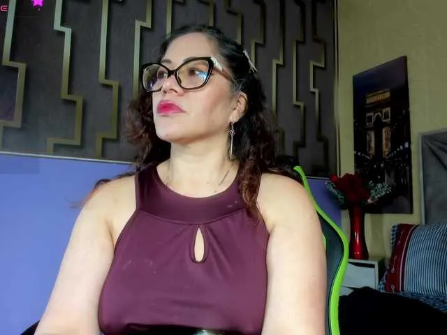 LushLuna – webcam model profile photo Image 5