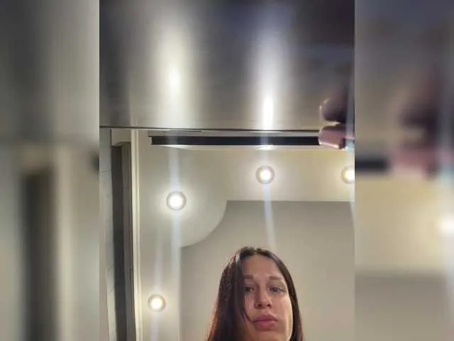 shiny-lily – webcam model profile photo Image 4