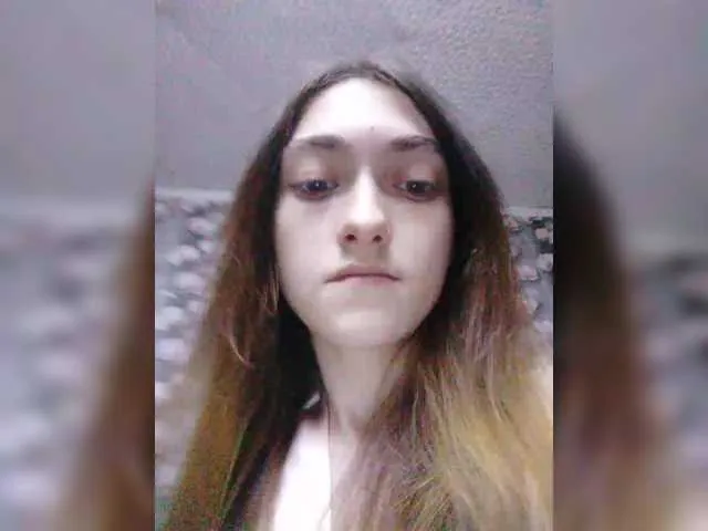 ErzabelLew – webcam model profile photo Image 2