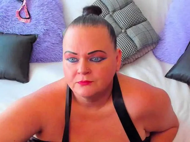 xDinnax – webcam model profile photo Image 18