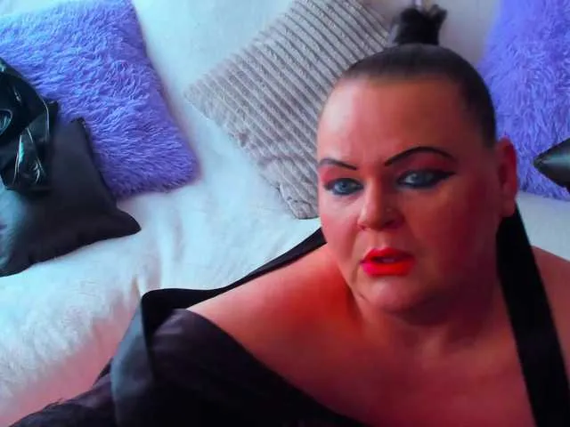 xDinnax – webcam model profile photo Image 2