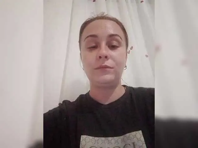 MiraKova – webcam model profile photo Image 2