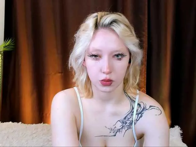 Vicky – webcam model profile photo Image 2